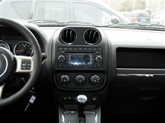 2013款 2.0L 两驱炫黑豪华版